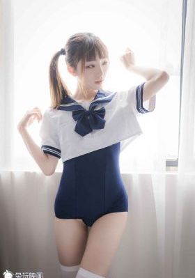 隐于书后